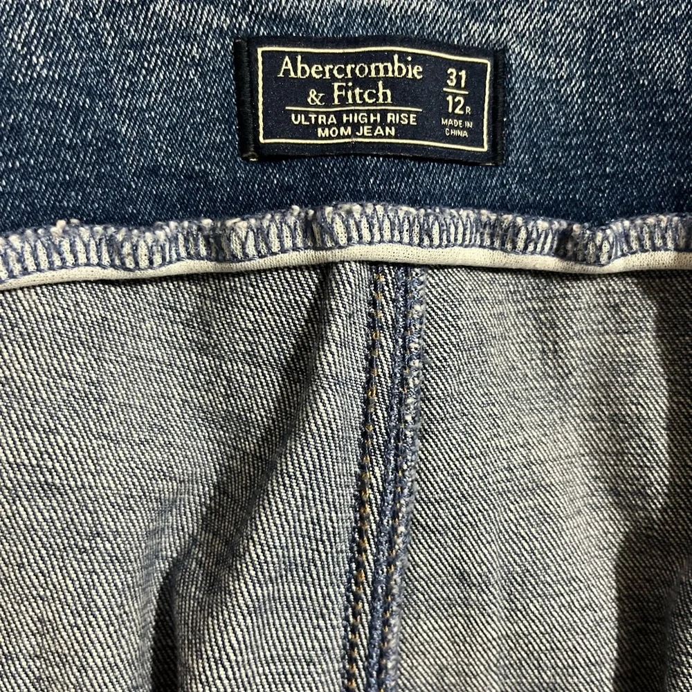 Abercrombie & Fitch Ultra High Rise Mom Jeans - size 12 - Picture 3 of 7